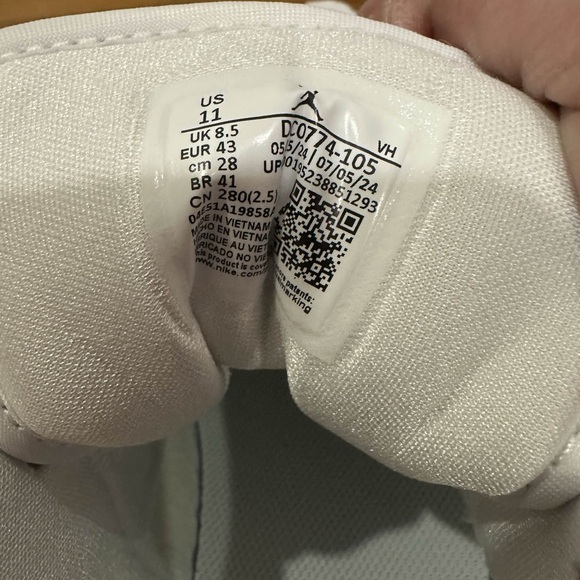 *New* Jordan 1 Low Women Grey White (DC0774-105) Size 11W
*Damaged Original Box* - Picture 8 of 11